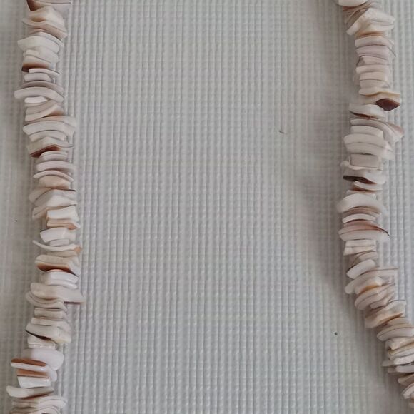 White & Tan Stacked Puka Shell Shards Single Strand Lightweight Choker Necklace - Picture 5 of 8